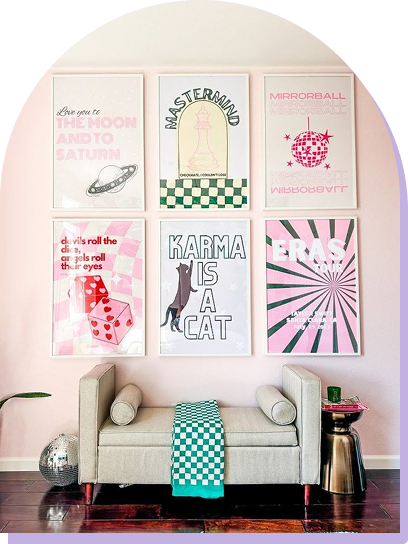 habitación con posters de Taylor Swift y sofa